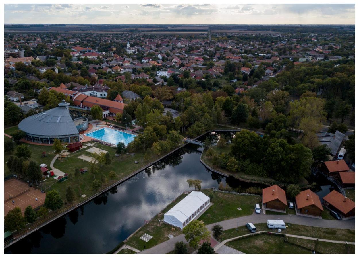 Hotel Kumania Kisujszallas Exterior photo